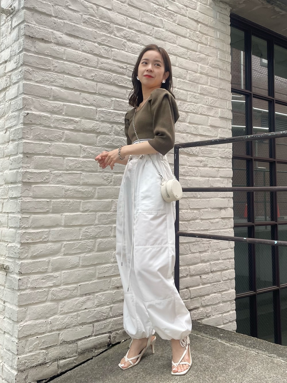 ホワイト系のカーゴパンツ、ホワイト系のニット/セーターを着用したレディースの夏コーディネートの2枚目の写真