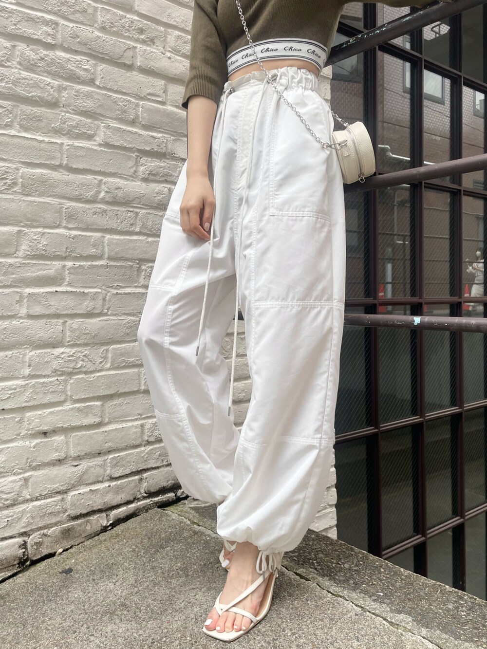 ホワイト系のカーゴパンツ、ホワイト系のニット/セーターを着用したレディースの夏コーディネートの4枚目の写真