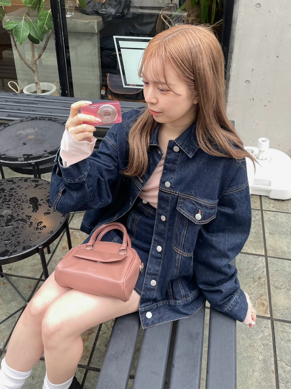 ブラック系のローファー、ブルー系のデニムジャケット、ブルー系のスカートを着用したレディースの春コーディネートの4枚目の写真