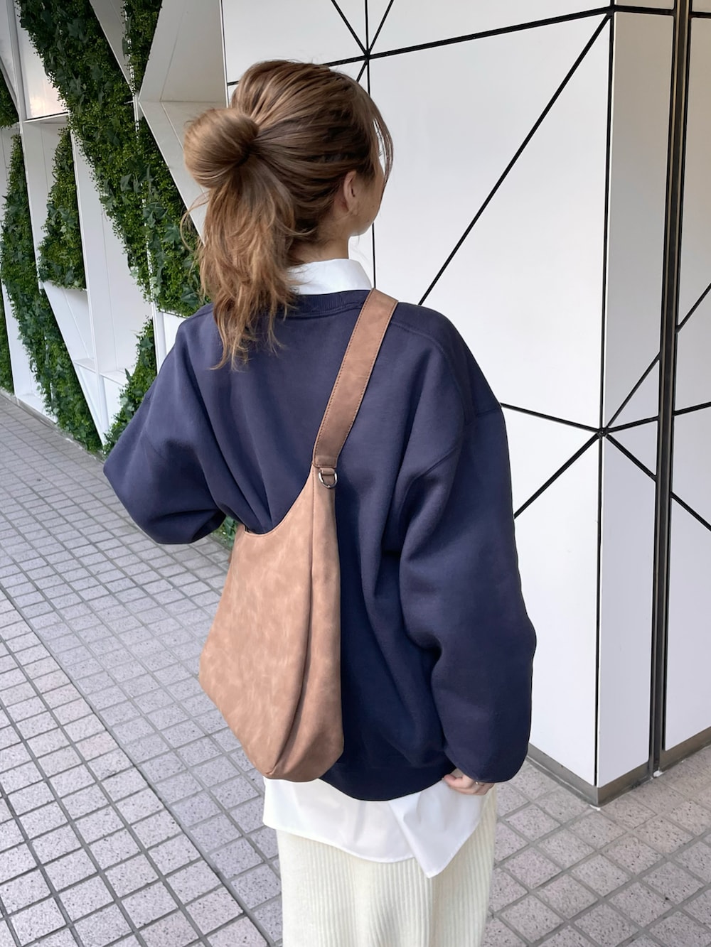 ブルー系のスウェット、ホワイト系のシャツ/ブラウス、ベージュ系のトートバッグを着用したレディースの冬コーディネートの2枚目の写真