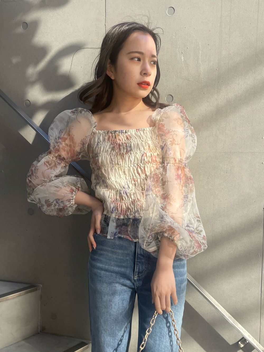 ブルー系のデニムパンツ、ブルー系のデニムパンツ、ブラック系のショルダーバッグを着用したレディースの冬コーディネートの2枚目の写真