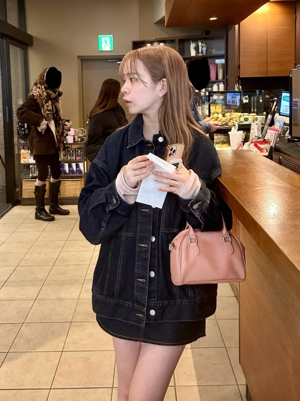 ブラック系のローファー、ブルー系のデニムジャケット、ブルー系のスカートを着用したレディースの春コーディネートの2枚目の写真