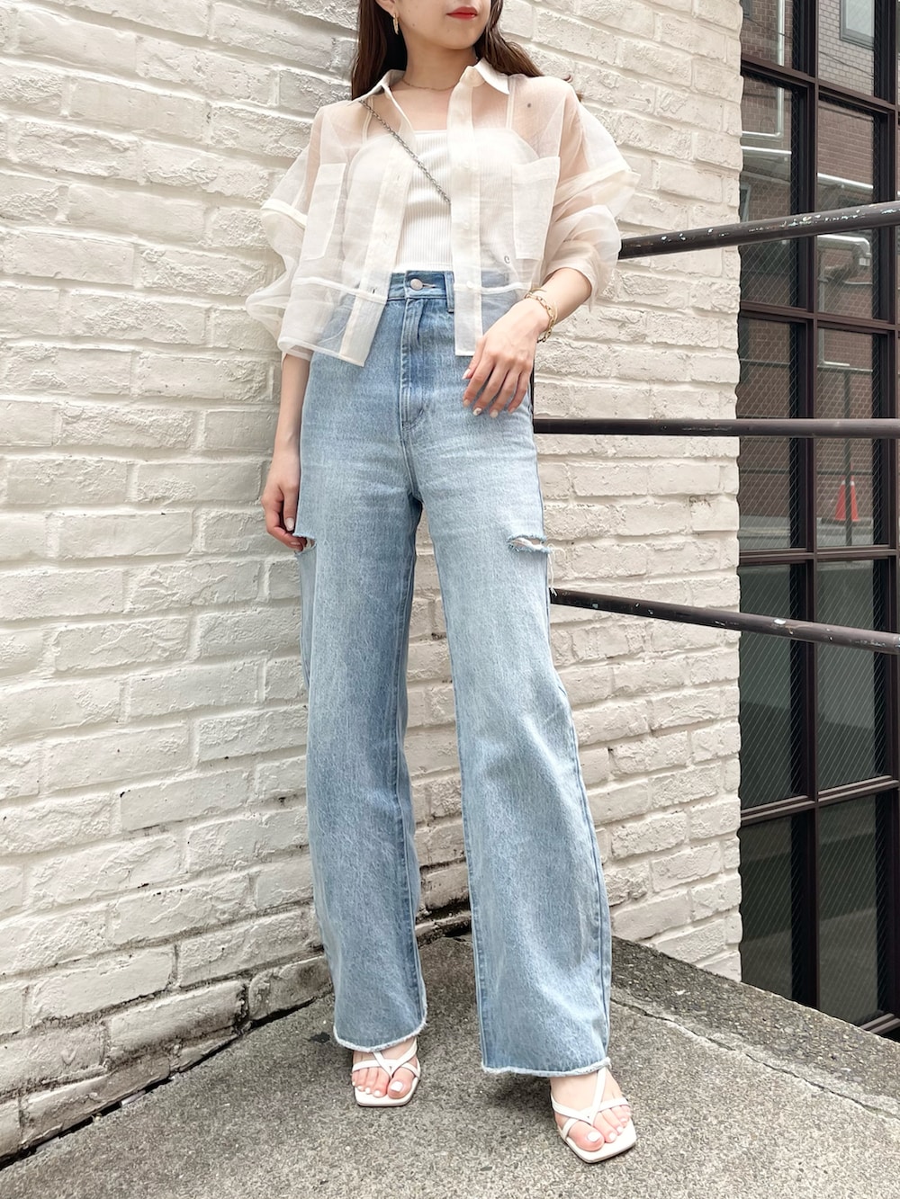 ホワイト系のシャツ/ブラウス、ブルー系のデニムパンツを着用したレディースの春コーディネートの4枚目の写真