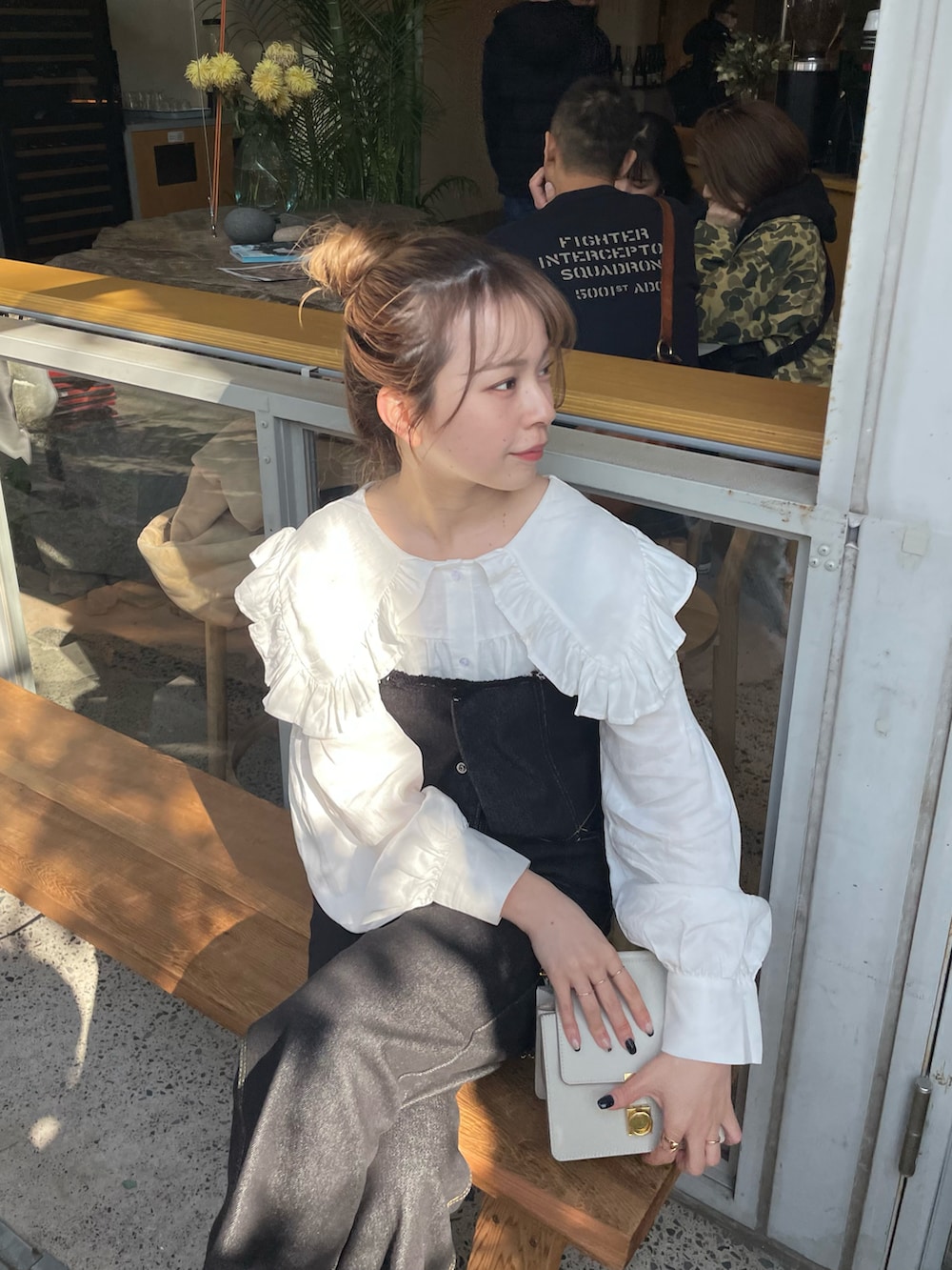 ブラック系のデニムパンツ、ホワイト系のシャツ/ブラウス、ホワイト系のブーツを着用したレディースの春コーディネートの2枚目の写真