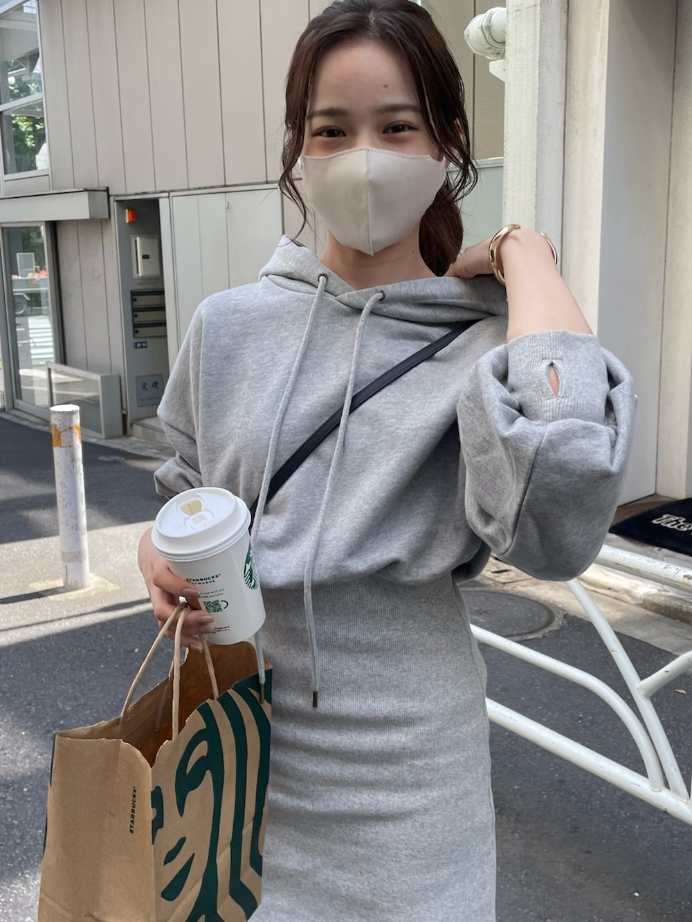 グレー系のワンピース、ブラック系のブーツを着用したレディースの秋コーディネートの2枚目の写真