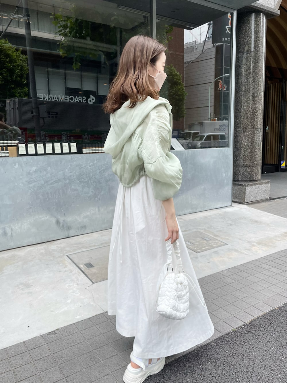 ブラック系のワンピース、グリーン系のシャツ/ブラウス、ホワイト系のショルダーバッグを着用したレディースの夏コーディネートの3枚目の写真