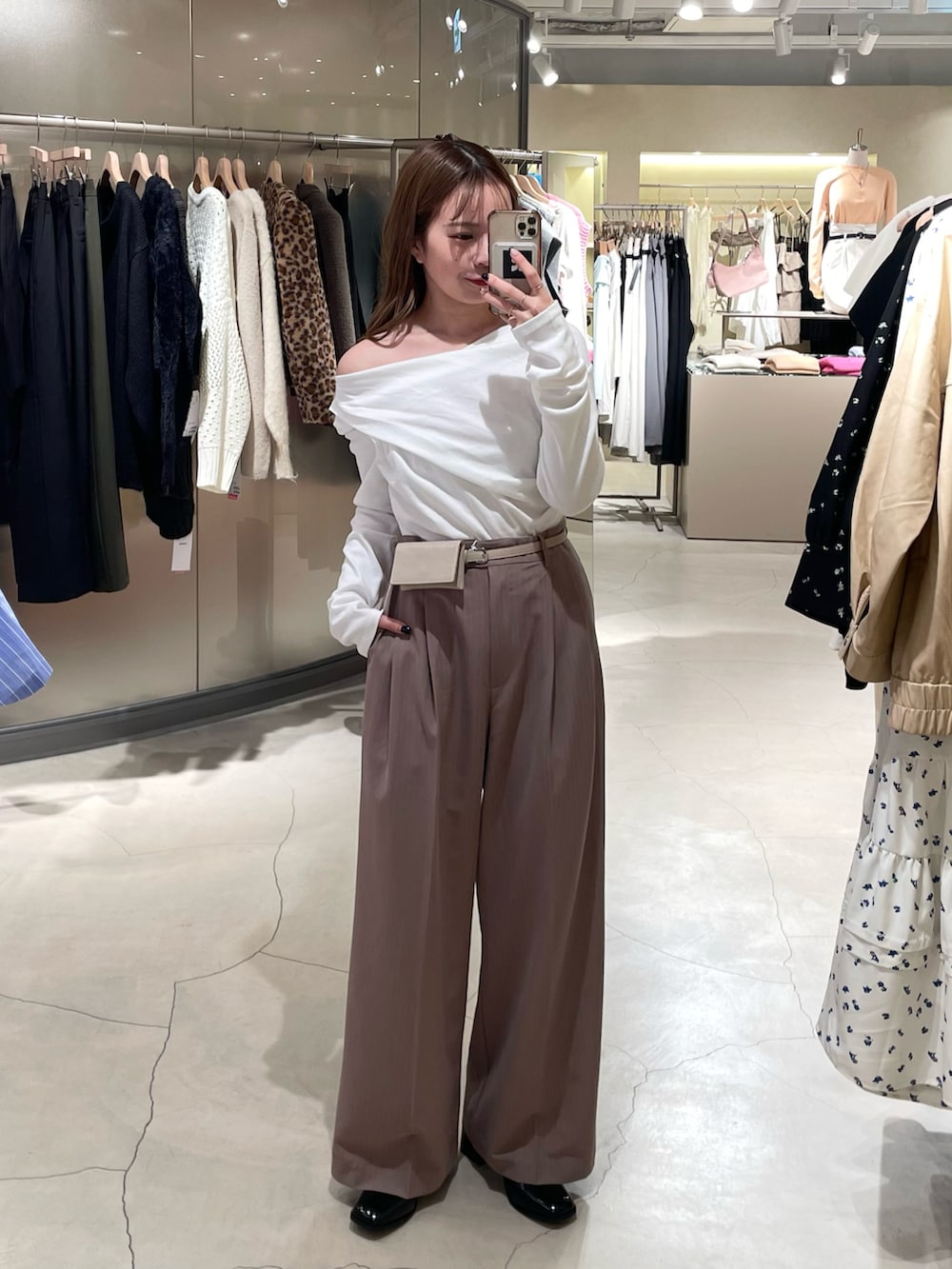 ホワイト系のTシャツ/カットソー、グレー系のその他パンツ、ブラック系のローファーを着用したレディースの春コーディネートの3枚目の写真