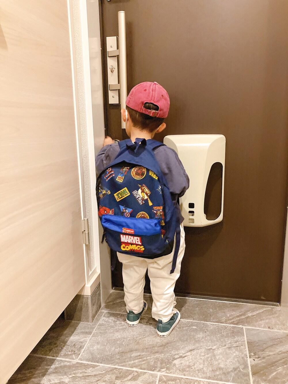 ブルー系のスウェット、ホワイト系のその他パンツ、グリーン系のスニーカーを着用したキッズの秋コーディネートの3枚目の写真