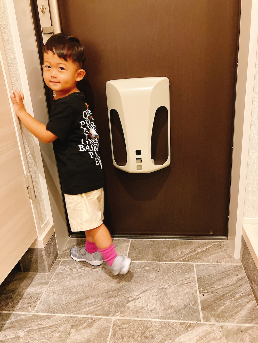 ブラック系のTシャツ/カットソー、ホワイト系のその他パンツ、グレー系のサンダルを着用したキッズの夏コーディネートの2枚目の写真