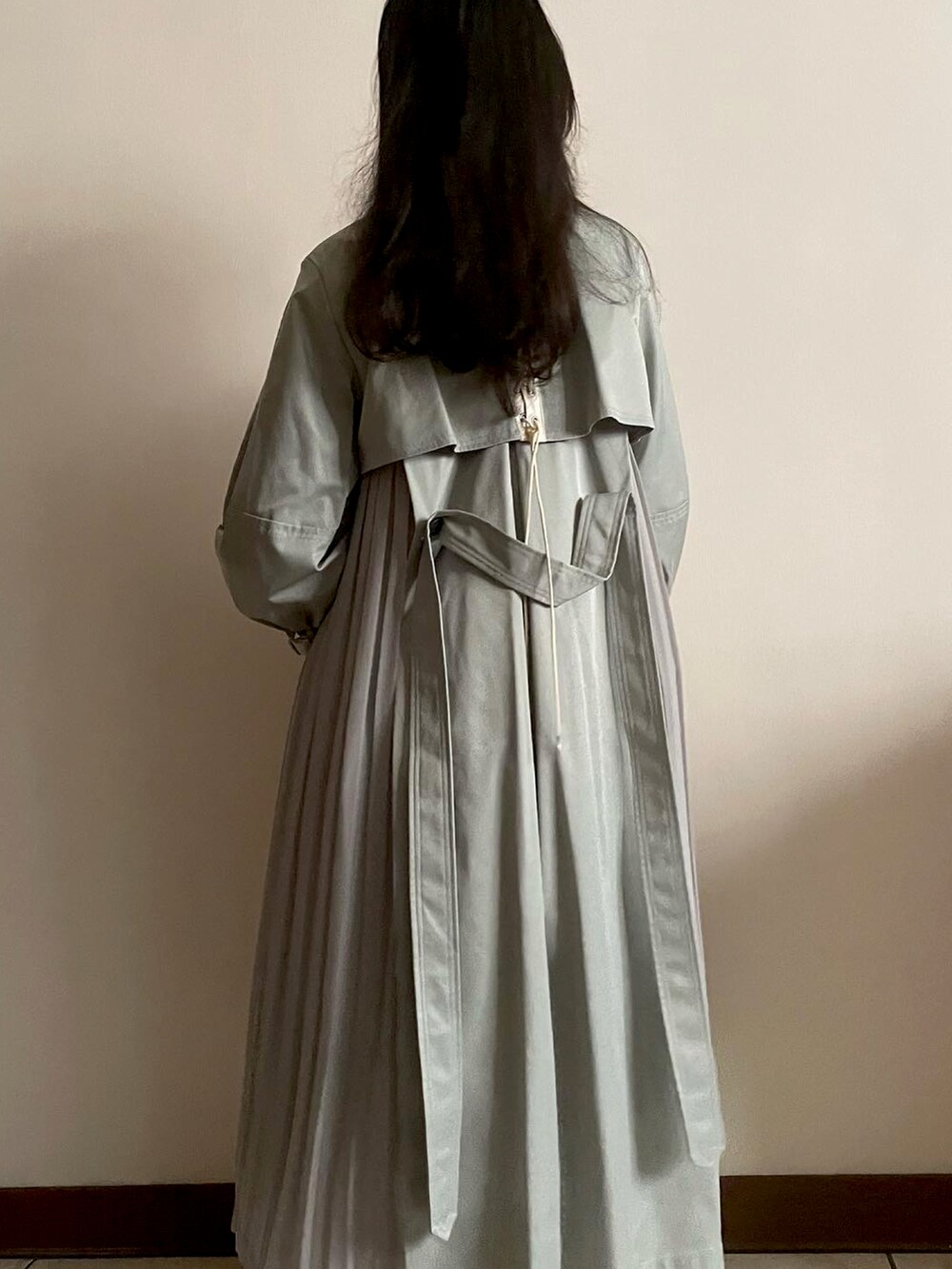 「ootd、トレンチコート、amerivintage、アメリヴィンテージ、ミントグリーン、ミント、ミントカラー、コート、コートコーデ、プリーツ、春コーデ、春アウター、春カラー、風衣、風衣外套」｜「AmeriのBALLOON SLEEVE PLEATS TRENCH（トレンチコート、グリーン系）」を使った、Rosaliz.Hさん（レディース・157cm）の春コーディネートの3枚目の写真