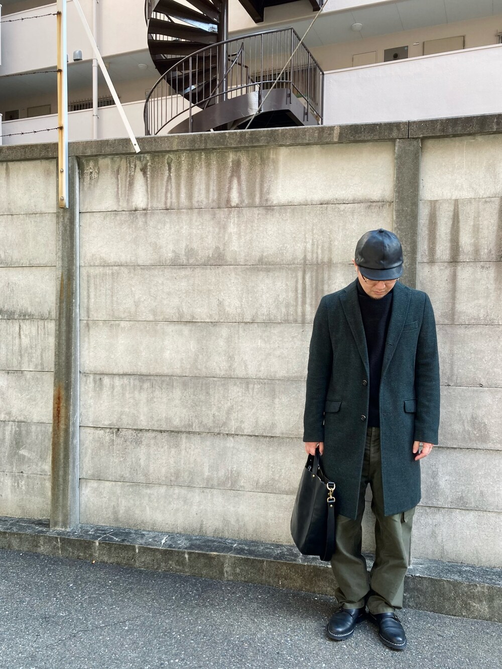 「Johnbullのアイテム（チェスターコート、グリーン系）」を使った、to48さん（メンズ・173cm）の冬コーディネートの3枚目の写真