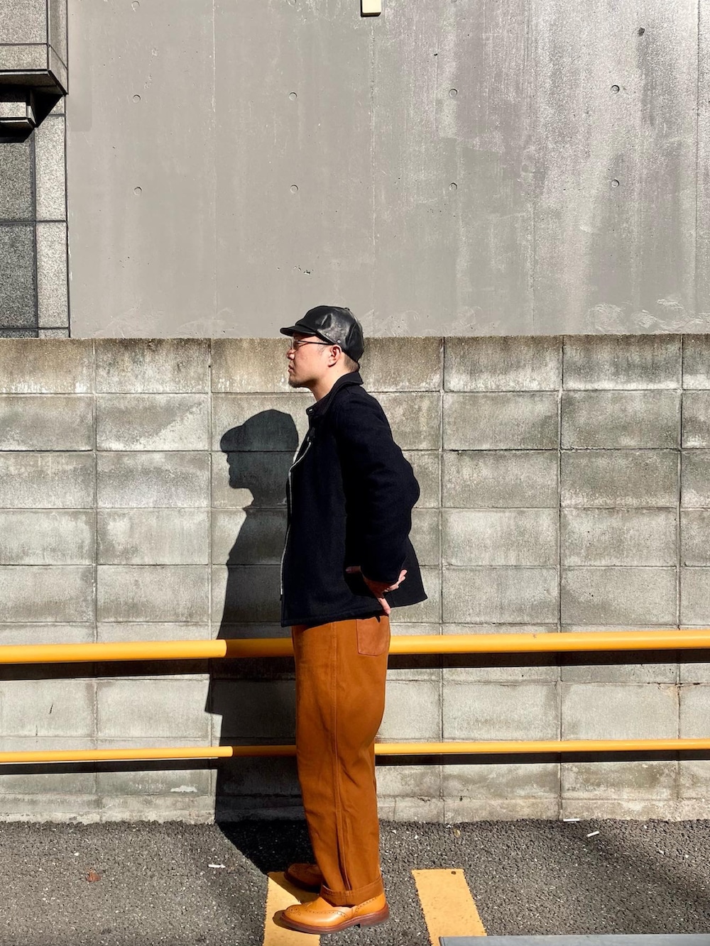 ブラウン系のその他パンツ、ブラック系のシャツ/ブラウス、ブルー系のピーコートを着用したメンズの冬コーディネートの2枚目の写真