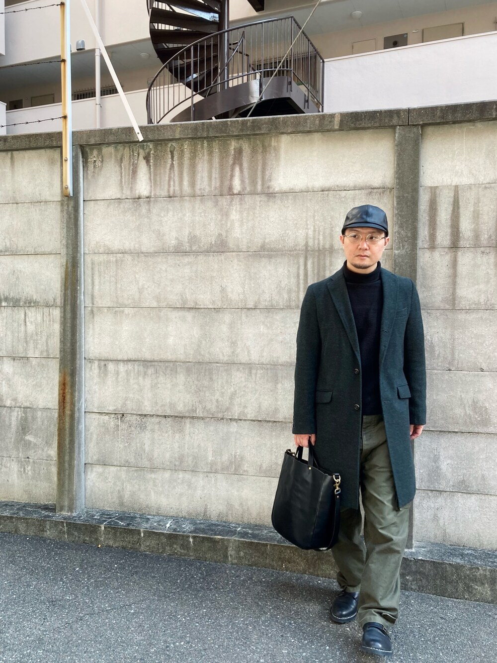 「Johnbullのアイテム（チェスターコート、グリーン系）」を使った、to48さん（メンズ・173cm）の冬コーディネートの4枚目の写真