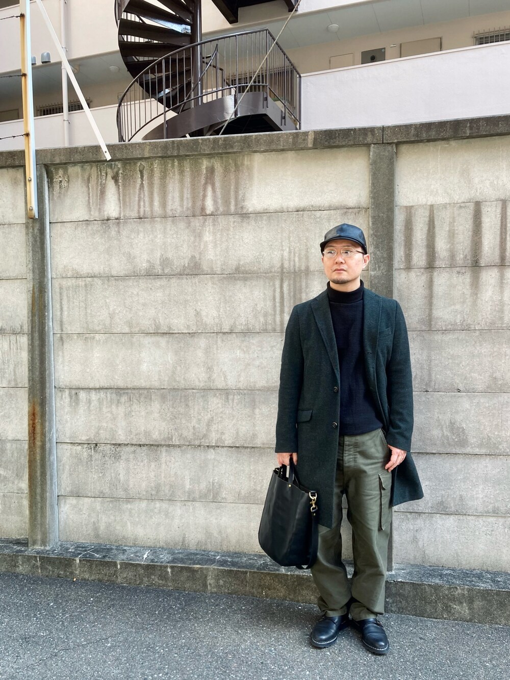 「Johnbullのアイテム（チェスターコート、グリーン系）」を使った、to48さん（メンズ・173cm）の冬コーディネートの2枚目の写真