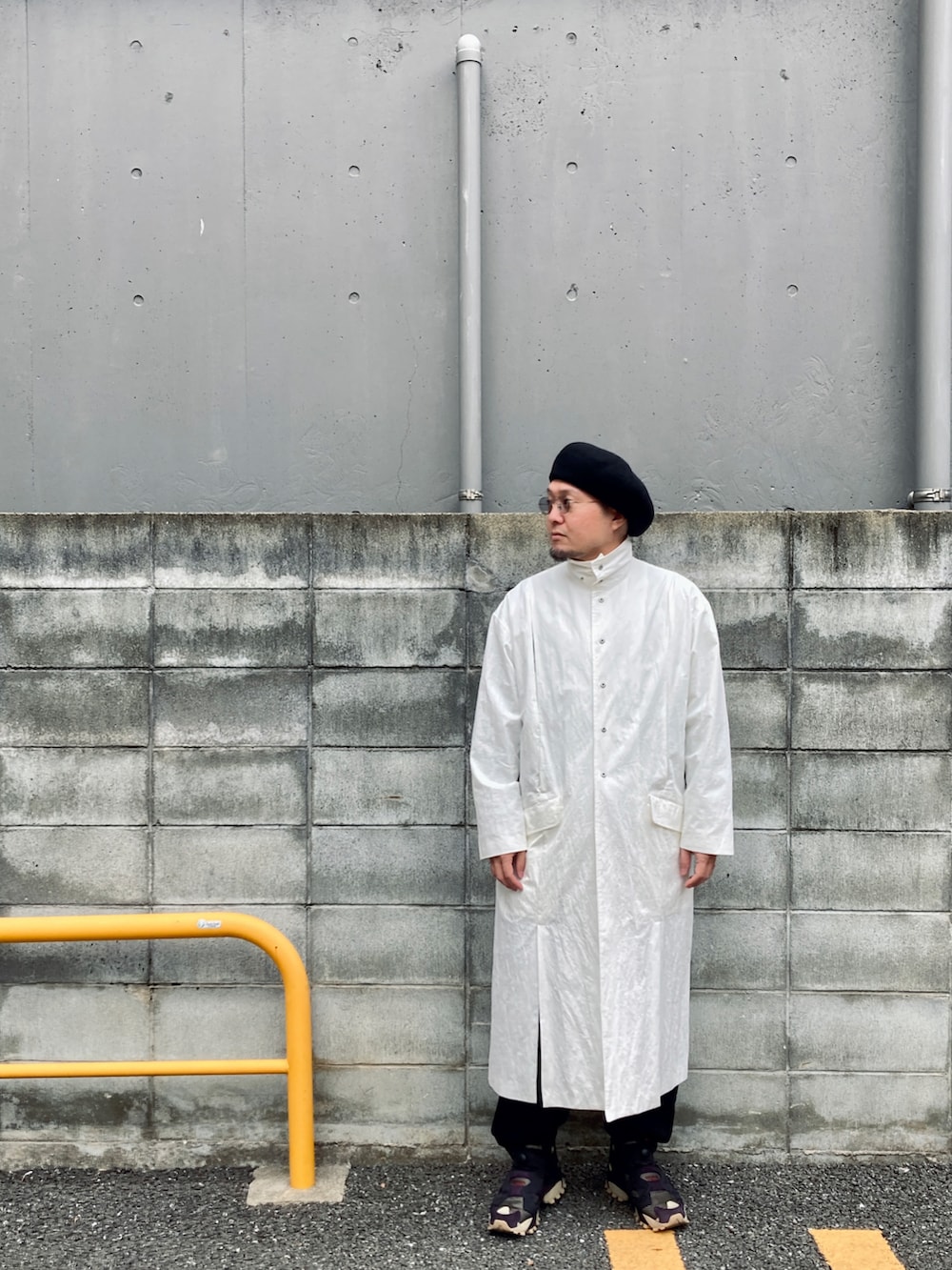 ホワイト系のその他アウター、ブラック系のハンチング/ベレー帽を着用したメンズの冬コーディネートの2枚目の写真