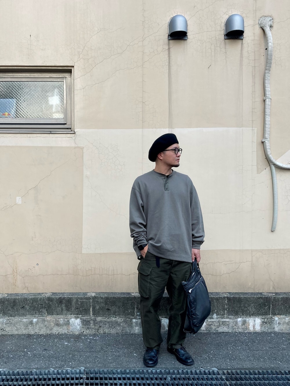 「ADAM ET ROPE'の高密度モールスキン カーゴパンツ（その他パンツ、グリーン系）」を使った、to48さん（メンズ・173cm）の秋コーディネートの2枚目の写真