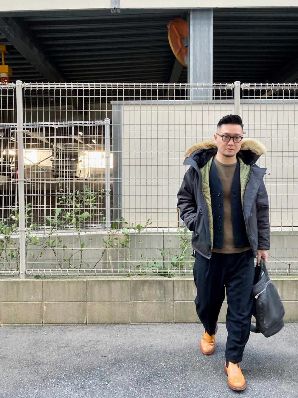 「URBAN RESEARCHのCEASTERS×URBAN RESEARCH　別注1TUCK TROUSER（スラックス、ブラック系）」を使った、to48さん（メンズ・173cm）の冬コーディネートの2枚目の写真