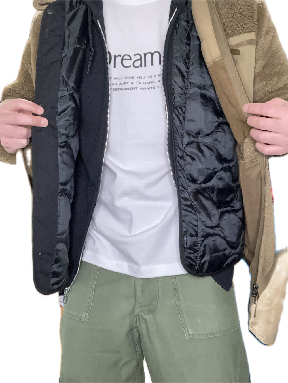 ベージュ系のその他アウターを着用したメンズの冬コーディネートの2枚目の写真