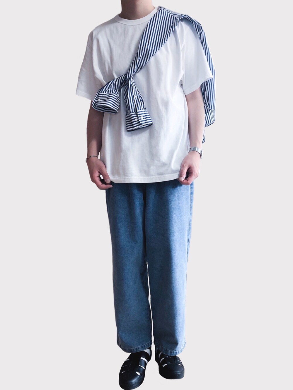 ブルー系のシャツ/ブラウス、ホワイト系のTシャツ/カットソー、ブルー系のデニムパンツを着用したメンズの春コーディネートの2枚目の写真