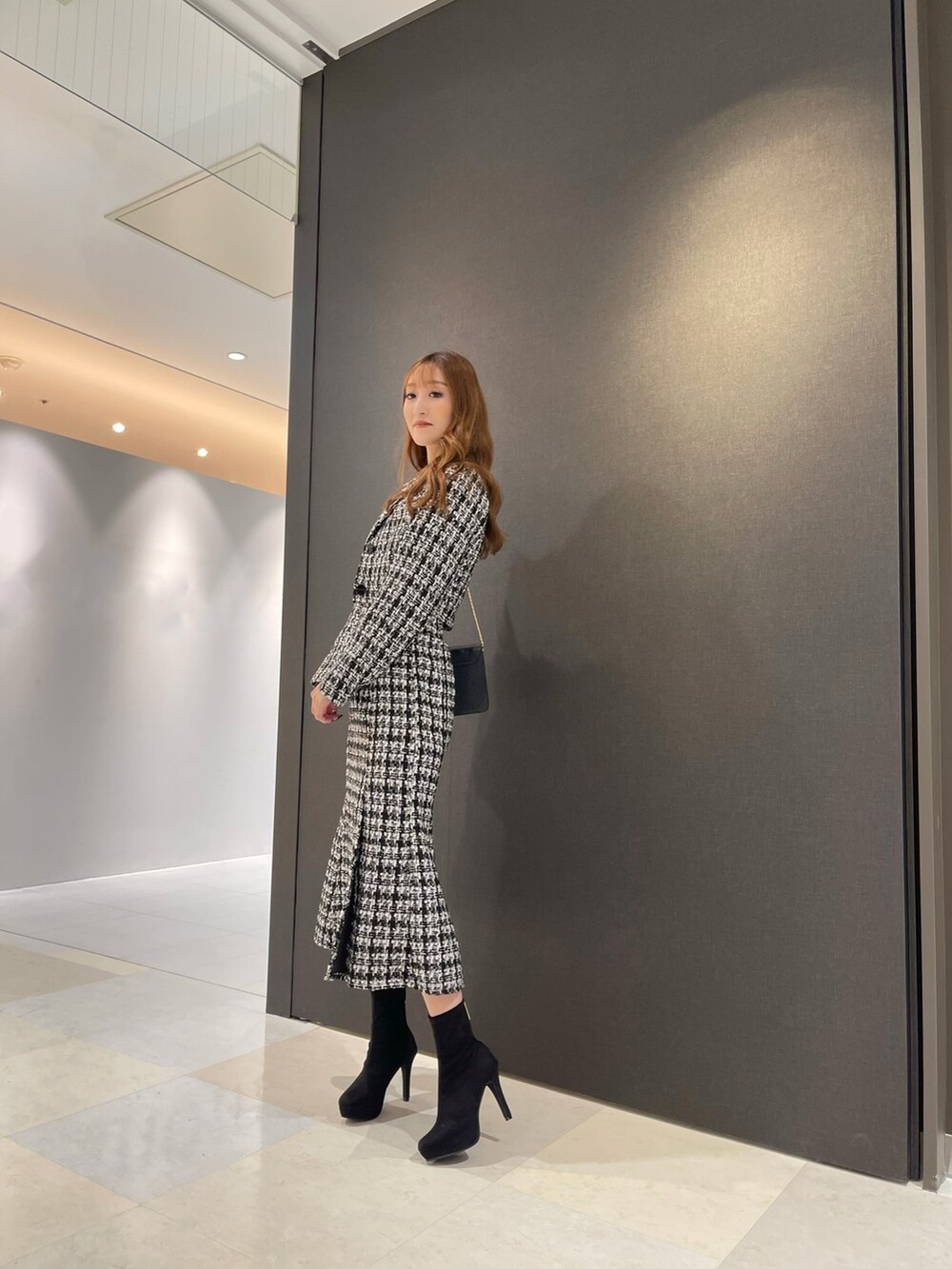 「秋先取りコーデ、休日スタイル、オトナカワイイ、休日コーデ、秋冬コーデ、きれいめカジュアル、ootd、お洒落さんとつながりたい、セットアップ、マーメイドスカート、ジャケット、ショートブーツ、ツイード、スカートコーデ、高身長女子」｜「LIPSERVICEのClassicalDollクロップドジャケット（テーラードジャケット、その他）」を使った、suzuさん（レディース・163cm）の秋コーディネートの2枚目の写真