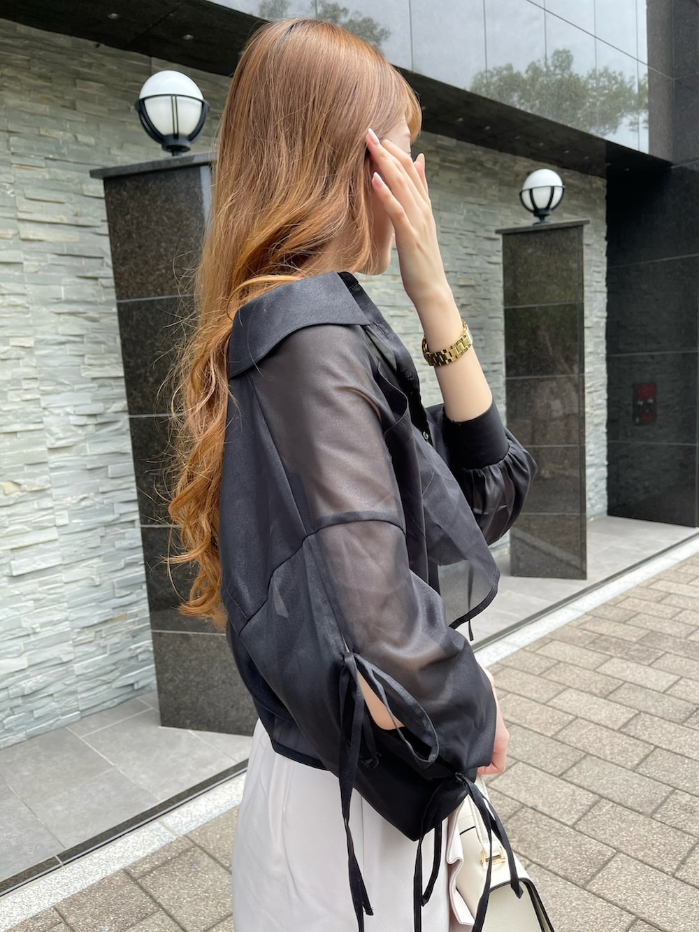 「このスタイルがお気に入り、夏コーデ、シンプルコーデ、大人カジュアル、オトナ女子、モノトーンコーデ、ootd、おしゃれさんと繋がりたい、レイヤードスタイル、シアーシャツ、シャツスタイル、ミニスカート、スカート、高身長女子、キレイめ」｜「LIPSERVICEのリボンスリットシアーシャツ（シャツ/ブラウス、ブラック系）」を使った、suzuさん（レディース・163cm）の夏コーディネートの2枚目の写真