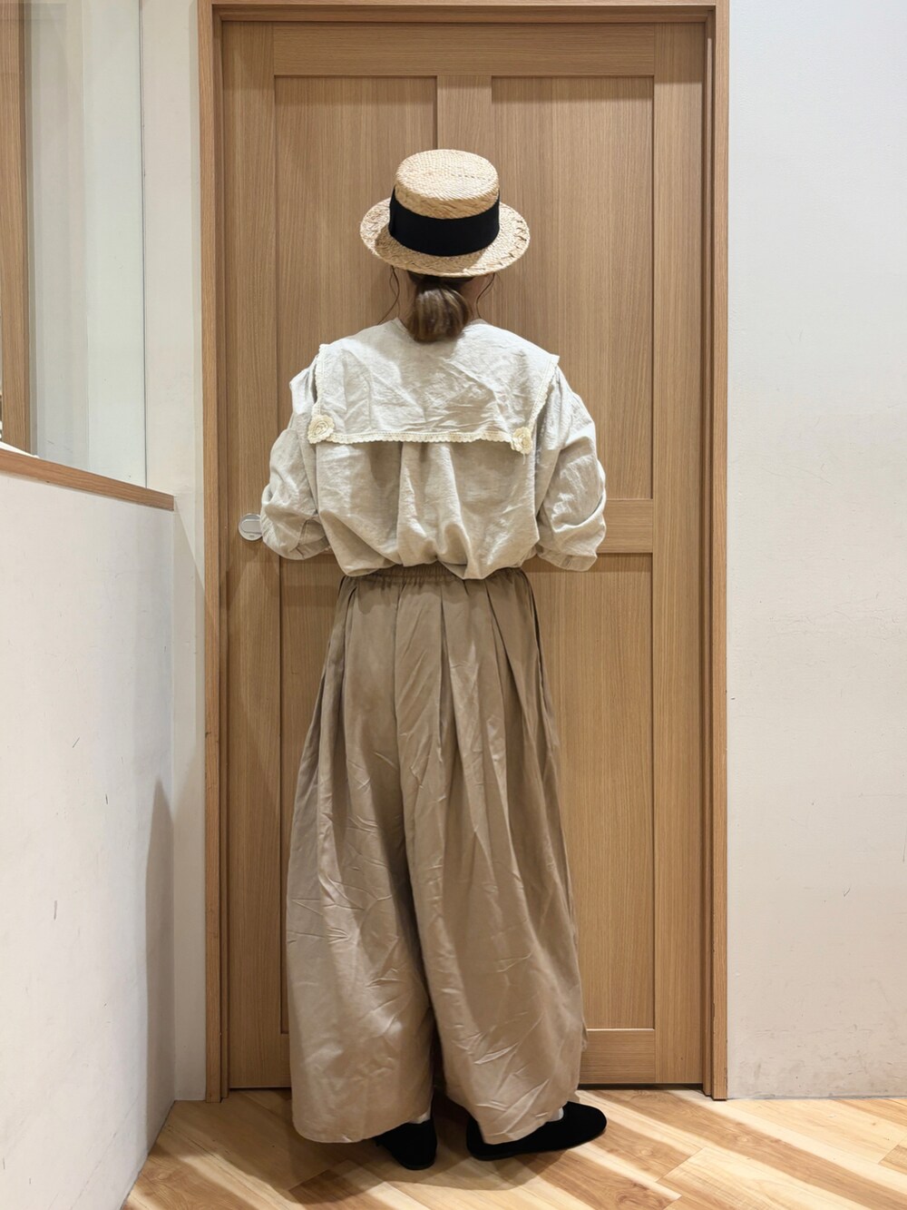 ホワイト系のシャツ/ブラウス、ベージュ系のその他パンツを着用したレディースの春コーディネートの4枚目の写真