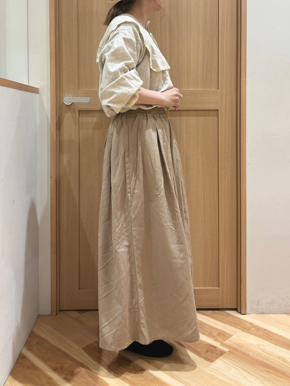 ホワイト系のシャツ/ブラウス、ベージュ系のその他パンツを着用したレディースの春コーディネートの3枚目の写真