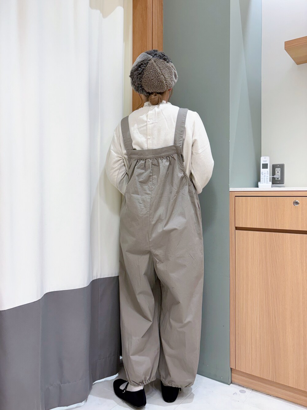 「ワントーンコーデ、レイヤードスタイル、ナチュラル、冬コーデ、冬、サロペット、ブラウス、Samansa Mos2」｜「Samansa Mos2のボアパッチワークベレー（ハット、ブラウン系）」を使った、やしきさん（レディース・164cm）の冬コーディネートの2枚目の写真