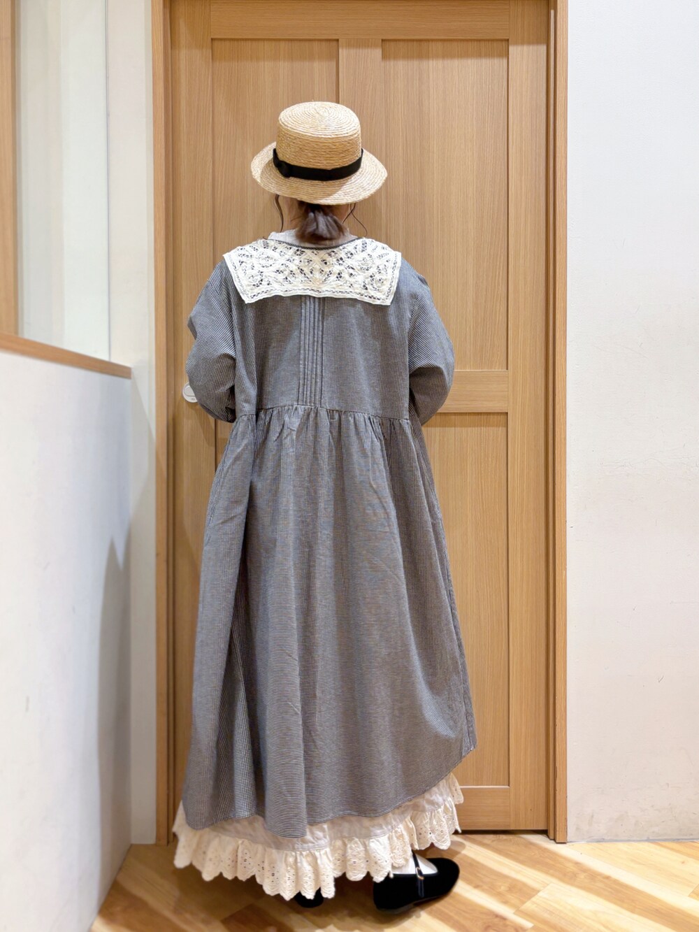 ホワイト系のシャツ/ブラウス、グレー系のワンピース、ベージュ系のスカートを着用したレディースの春コーディネートの2枚目の写真