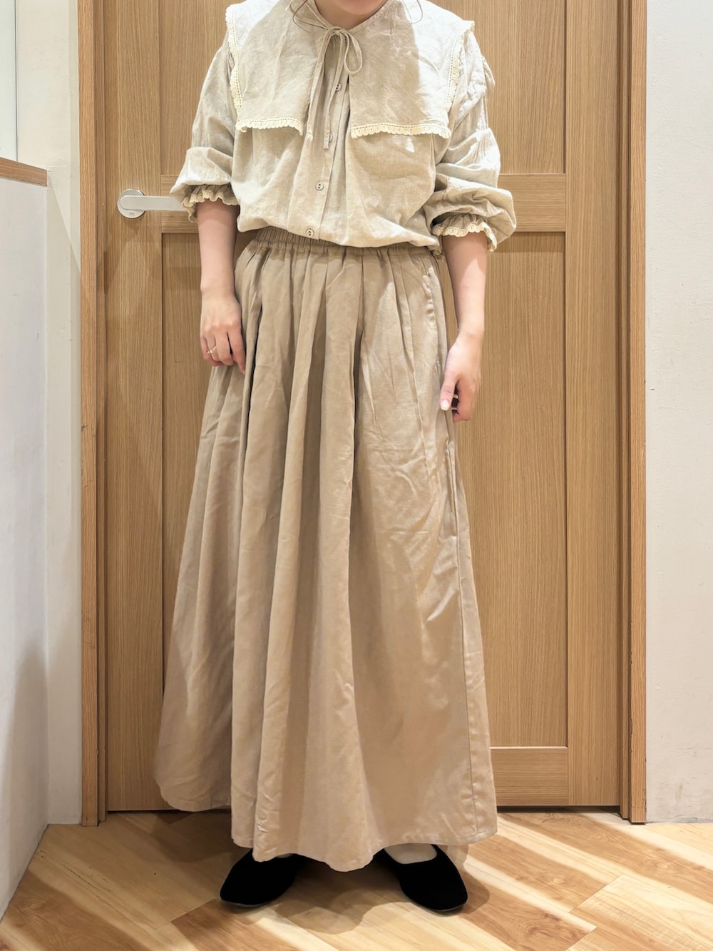 ホワイト系のシャツ/ブラウス、ベージュ系のその他パンツを着用したレディースの春コーディネートの2枚目の写真