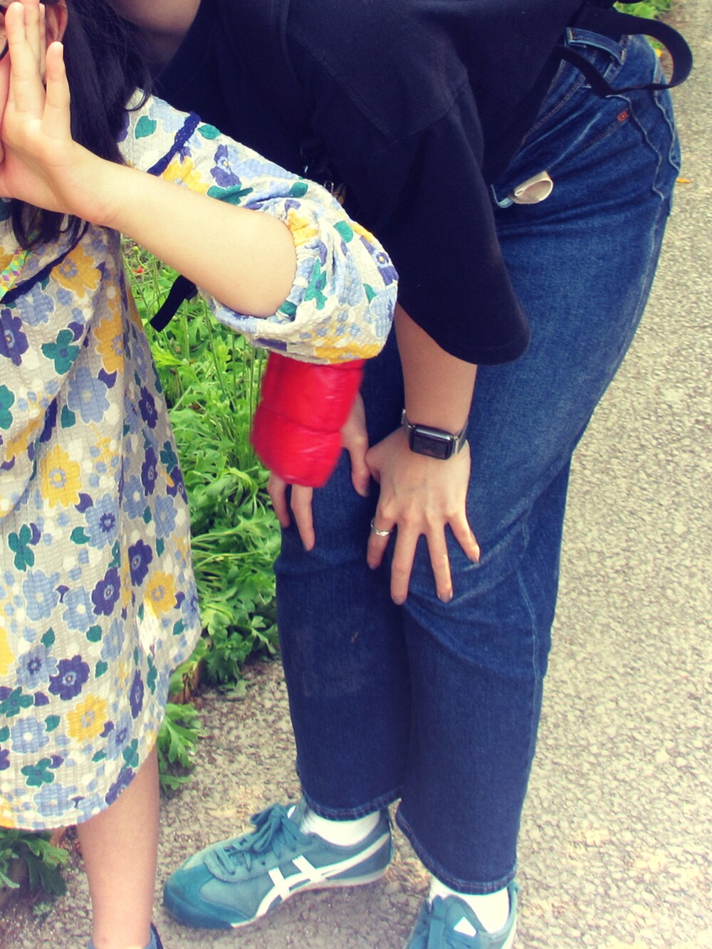 ブラック系のTシャツ/カットソー、グリーン系のスニーカーを着用したレディースの春コーディネートの2枚目の写真