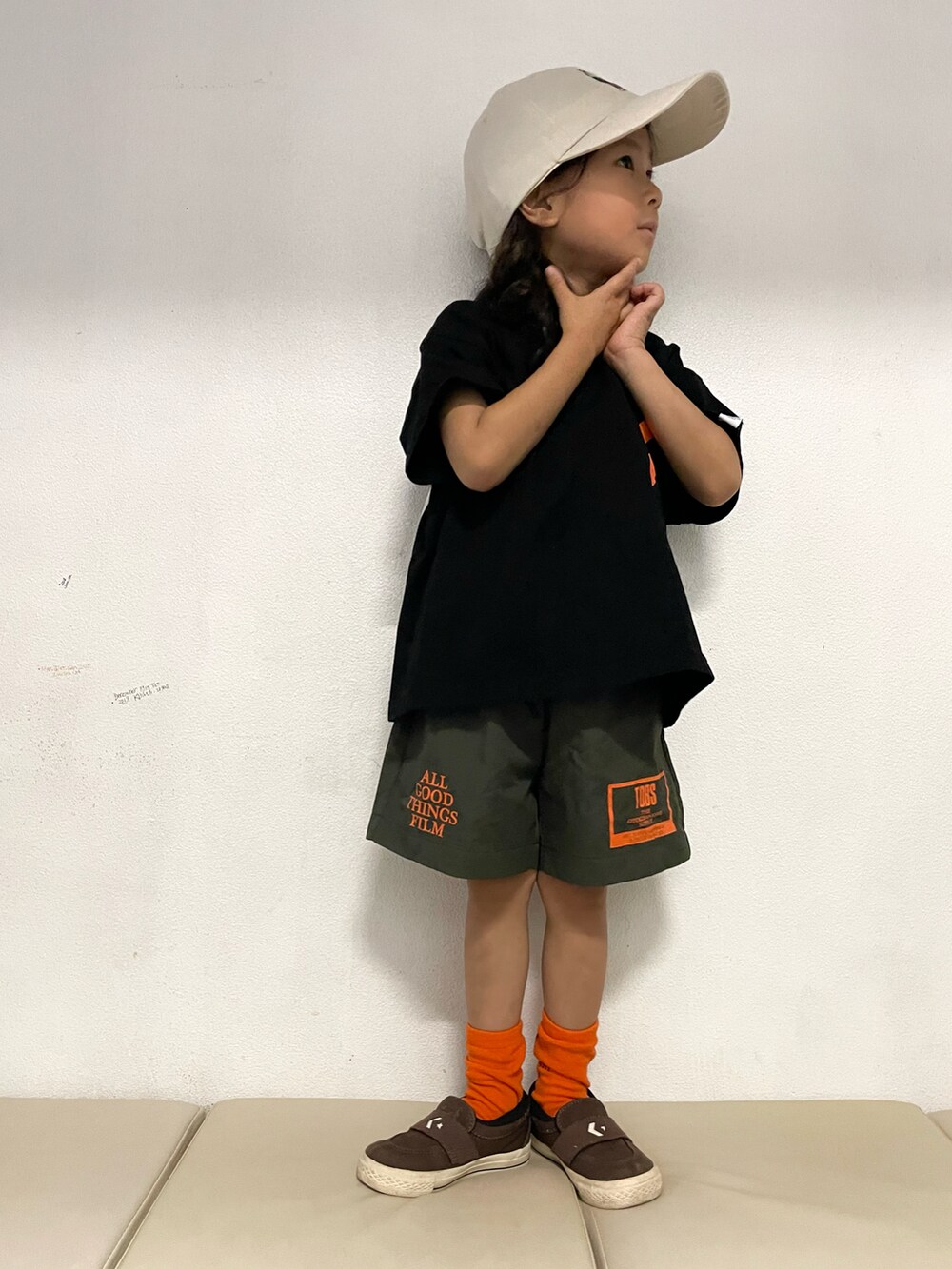 「スリッポン、カジュアルコーデ、お出かけコーデ、夏コーデ、夏だ！Tシャツ着よう！、ハーフパンツ、ビタミンカラー、キャップ、シンプル、休日スタイル」｜「THE OTOGIBANASHI...SUPPLYのアイテム（Tシャツ/カットソー、ホワイト系）」を使った、KeeeTさん（キッズ・100cm）の夏コーディネートの2枚目の写真