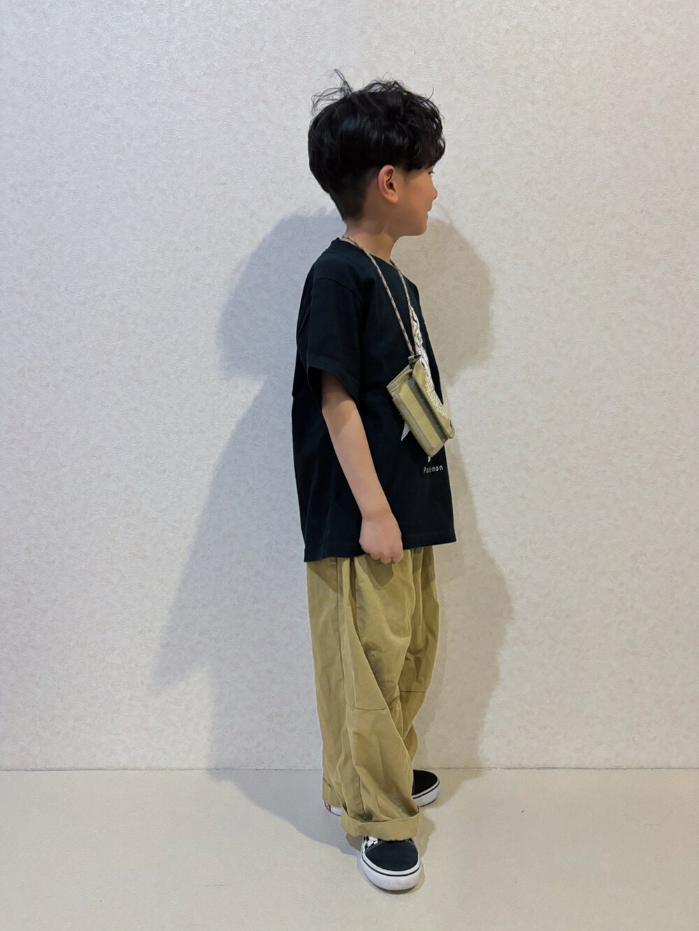 「春めき満開コーデ、カジュアル、シンプルコーデ、ストリート、スニーカー、UNIQLO、プチプラ、チノパン、休日コーデ、春コーデ、お出かけコーデ」｜「PAIRMANON STREETの【PAIRMANON STREET】サーカス バルーン シルエット パンツ（カーゴパンツ、ベージュ系）」を使った、KeeeTさん（キッズ・110cm）の春コーディネートの2枚目の写真