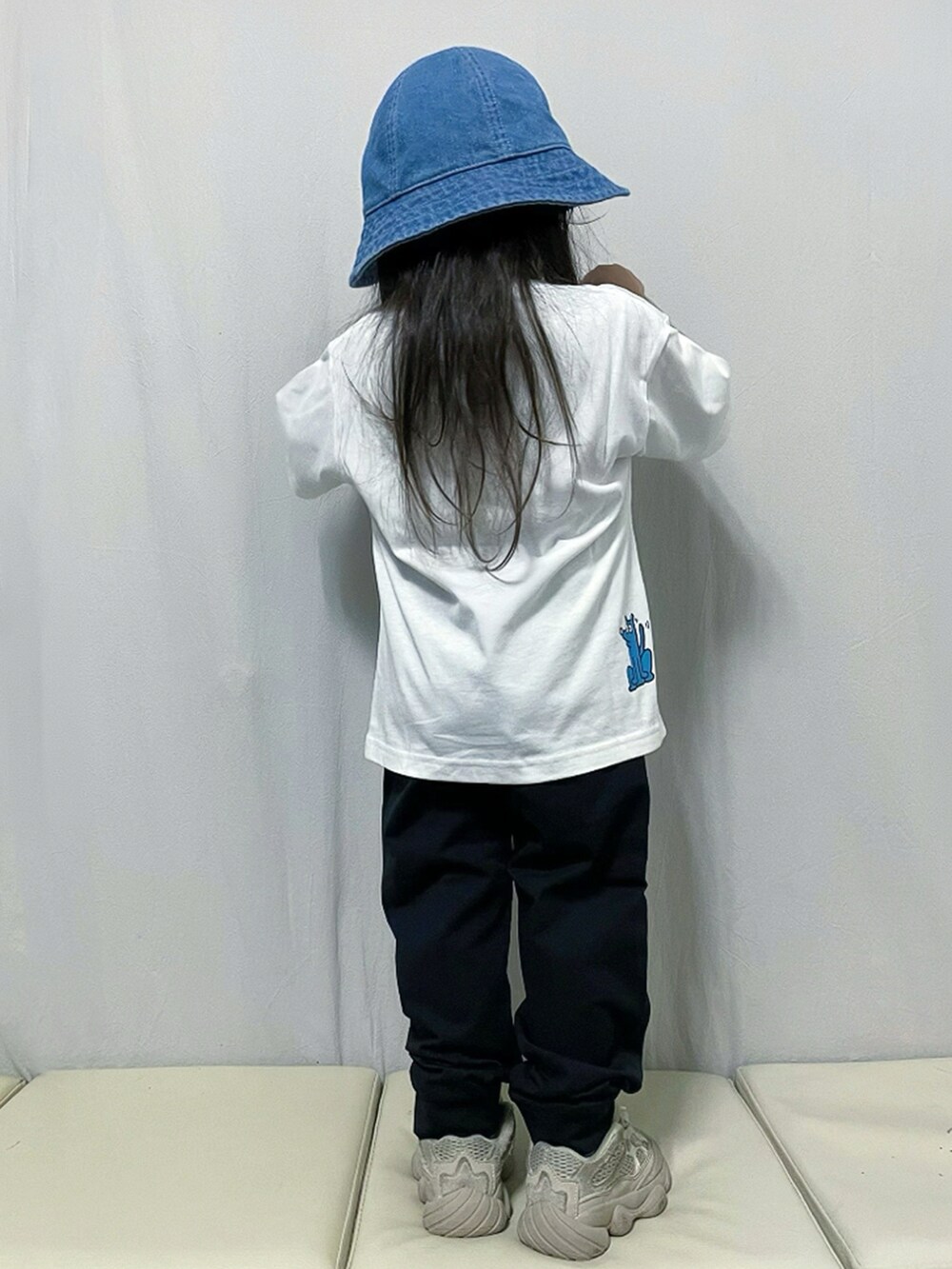 「カジュアルコーデ、ストリート、バケットハット、アウトドアスタイル、休日スタイル、Tシャツ、春のNewスタイル、スニーカー、春コーデ、プチプラ、デニム」｜「UNIQLOのアイテム（Tシャツ/カットソー、ホワイト系）」を使った、KeeeTさん（キッズ・110cm）の春コーディネートの3枚目の写真