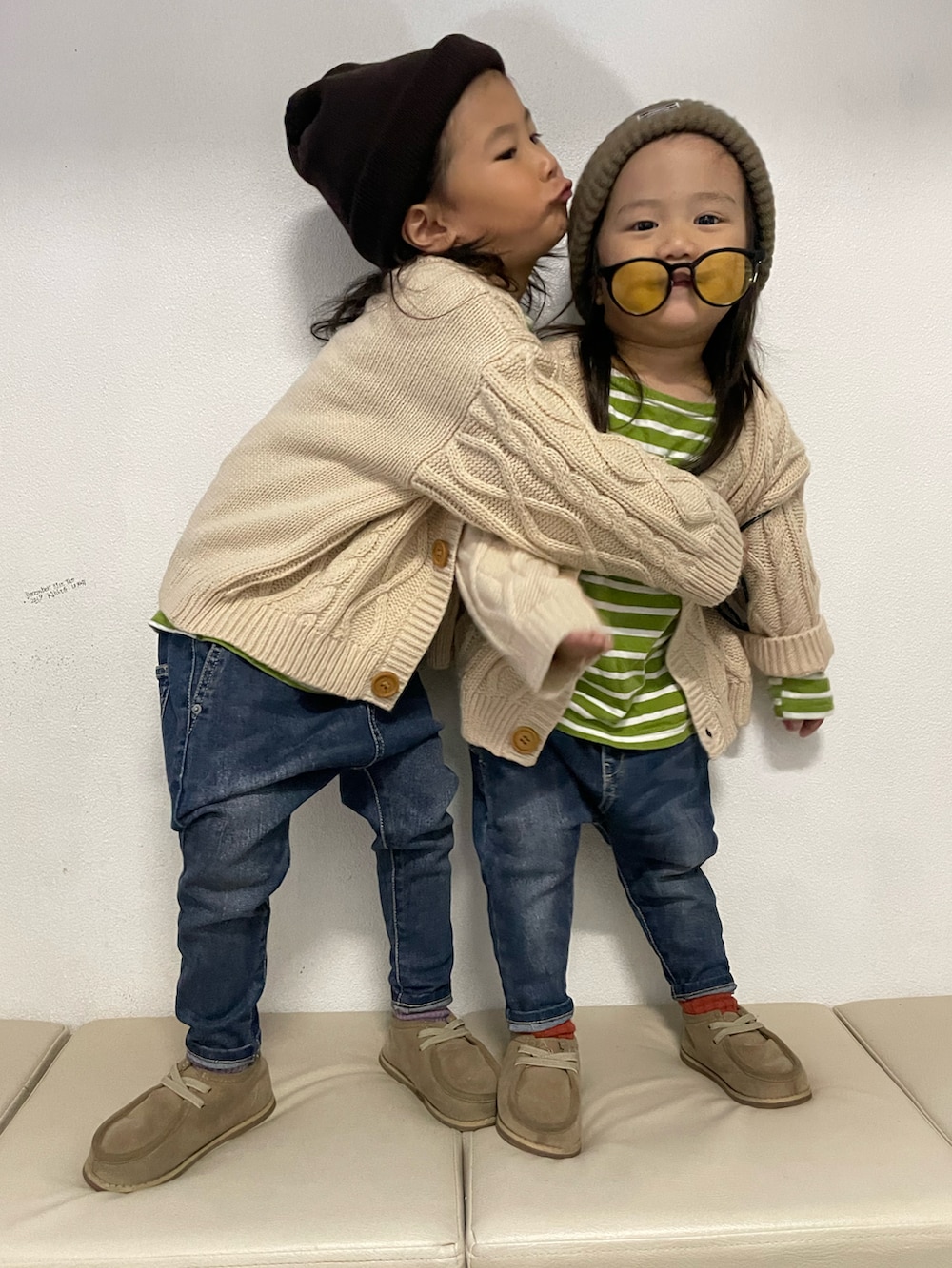 「カジュアルコーデ、カーディガン、ロンT、ボーダー、サングラス、デニム、きれいめカジュアル、ニット帽、シンプルコーデ、秋コーデ、ブーツ」｜「tototo&のアイテム（Tシャツ/カットソー、グリーン系）」を使った、KeeeTさん（キッズ・100cm）の秋コーディネートの3枚目の写真