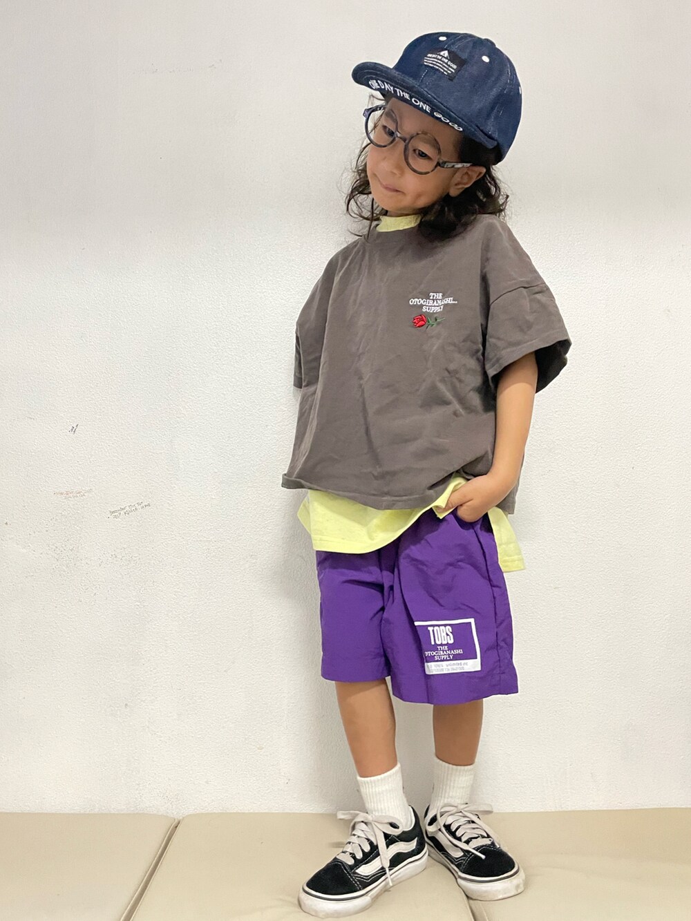 「カラーパンツ、カジュアル、キャップ、レイヤードスタイル、ショートパンツ、ハーフパンツ、スニーカー、VANS、夏コーデ、ビッグシルエット、ストリート」｜「THE OTOGIBANASHI...SUPPLYのアイテム（タンクトップ、イエロー系）」を使った、KeeeTさん（キッズ・100cm）の夏コーディネートの4枚目の写真