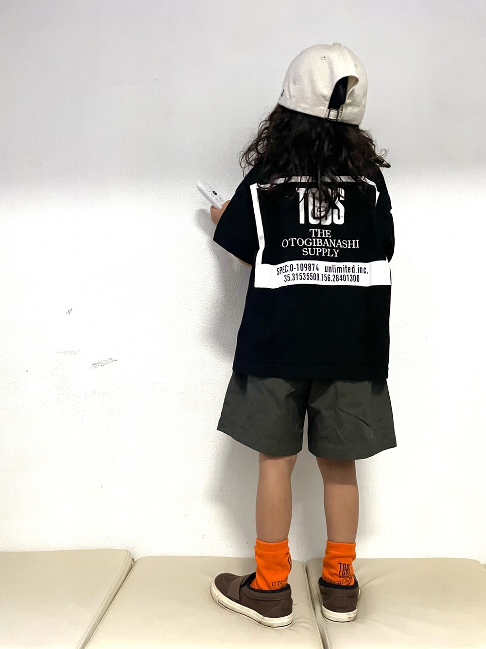 「スリッポン、カジュアルコーデ、お出かけコーデ、夏コーデ、夏だ！Tシャツ着よう！、ハーフパンツ、ビタミンカラー、キャップ、シンプル、休日スタイル」｜「THE OTOGIBANASHI...SUPPLYのアイテム（Tシャツ/カットソー、ホワイト系）」を使った、KeeeTさん（キッズ・100cm）の夏コーディネートの5枚目の写真