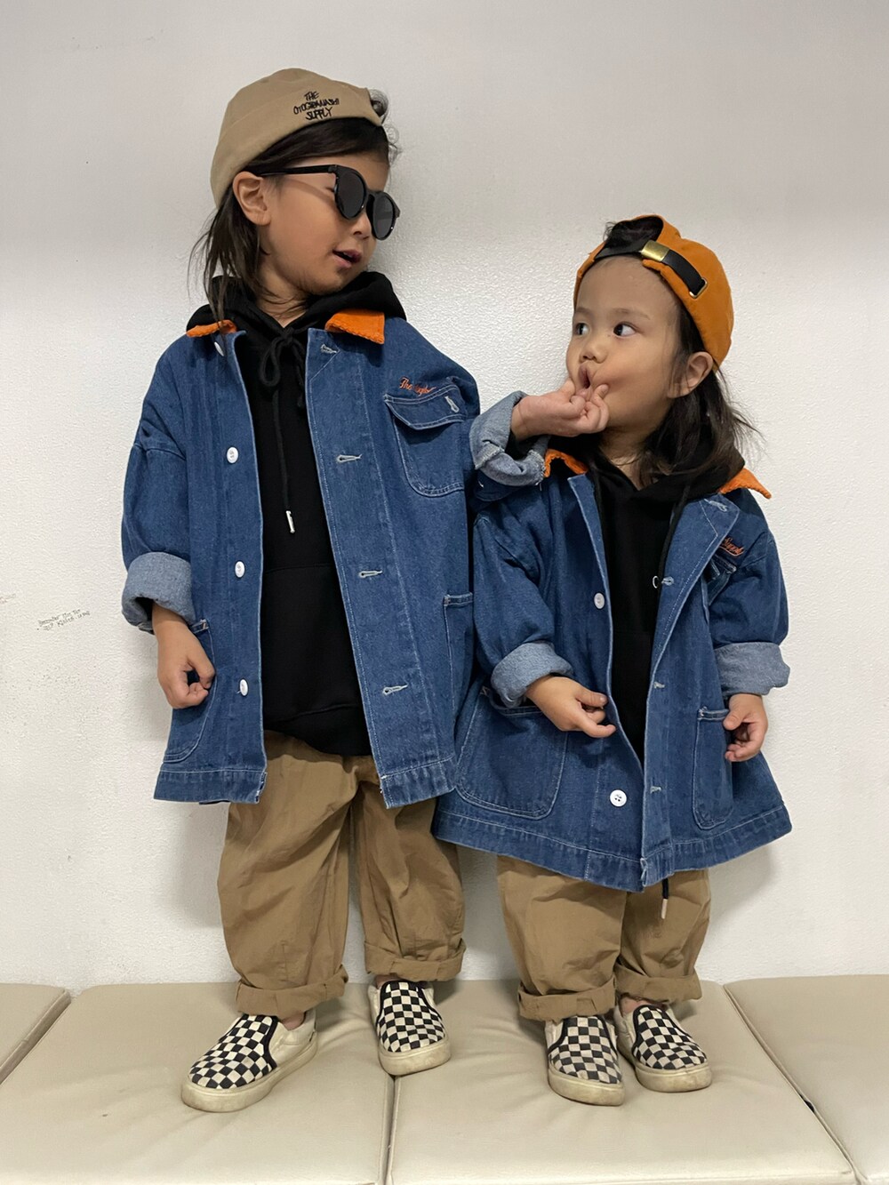 「ベージュ、カジュアル、スリッポン、デニム、パーカー、レイヤードスタイル、ワイドパンツ、チノパン、ビッグシルエット、ストリート、秋ルック紹介するよ、サングラス」|「BREEZEのWEB限定ワイドパンツ 10分丈(その他パンツ、ベージュ系)」を使った、KeeeTさん(キッズ・100cm)の秋コーディネートの2枚目の写真