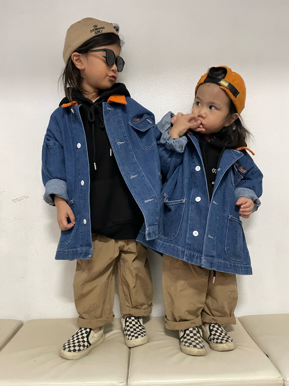 「ベージュ、カジュアル、スリッポン、デニム、パーカー、レイヤードスタイル、ワイドパンツ、チノパン、ビッグシルエット、ストリート、秋ルック紹介するよ、サングラス」|「BREEZEのWEB限定ワイドパンツ 10分丈(その他パンツ、ベージュ系)」を使った、KeeeTさん(キッズ・100cm)の秋コーディネートの3枚目の写真