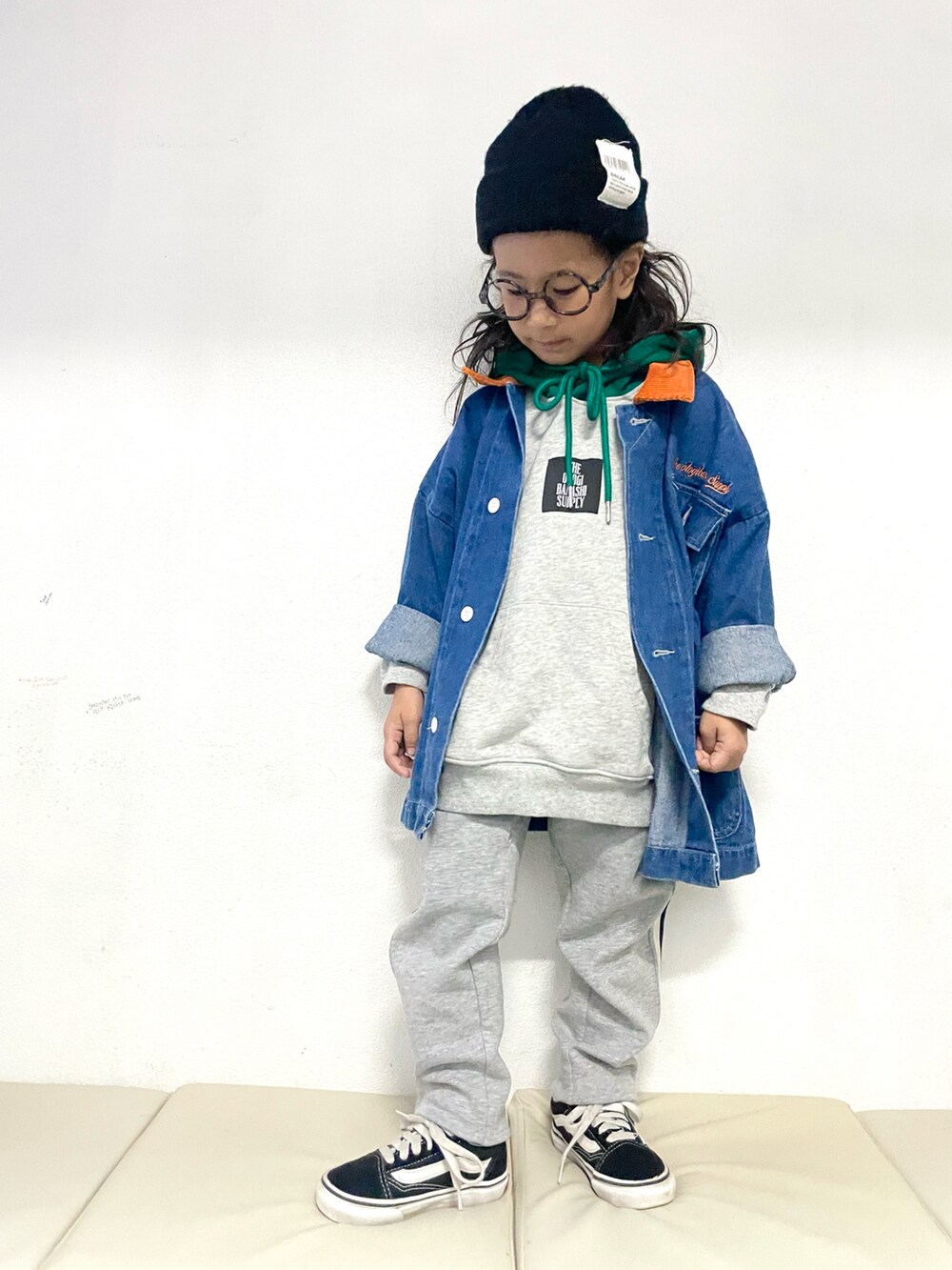 「重ね着ベストシーズン、セットアップ、スウェットパンツ、休日スタイル、スニーカー、ニット帽、デニム、めがね、カジュアル、ビッグシルエット、パーカー、デニムジャケット」｜「THE OTOGIBANASHI...SUPPLYのアイテム（パーカー、グレー系）」を使った、KeeeTさん（キッズ・100cm）の秋コーディネートの2枚目の写真