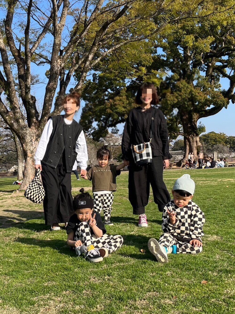 「カジュアルコーデ、休日スタイル、チェック、パーカー、ヘアバンド、スニーカー、VANS、春コーデ、春服みてみて、ビッグシルエット、ストリート、モノトーン、セットアップ」|「HOGAN RANCH WEARのソウガラパーカー(80~130cm)(パーカー、ブラック系)」を使った、KeeeTさん(キッズ・100cm)の春コーディネートの5枚目の写真