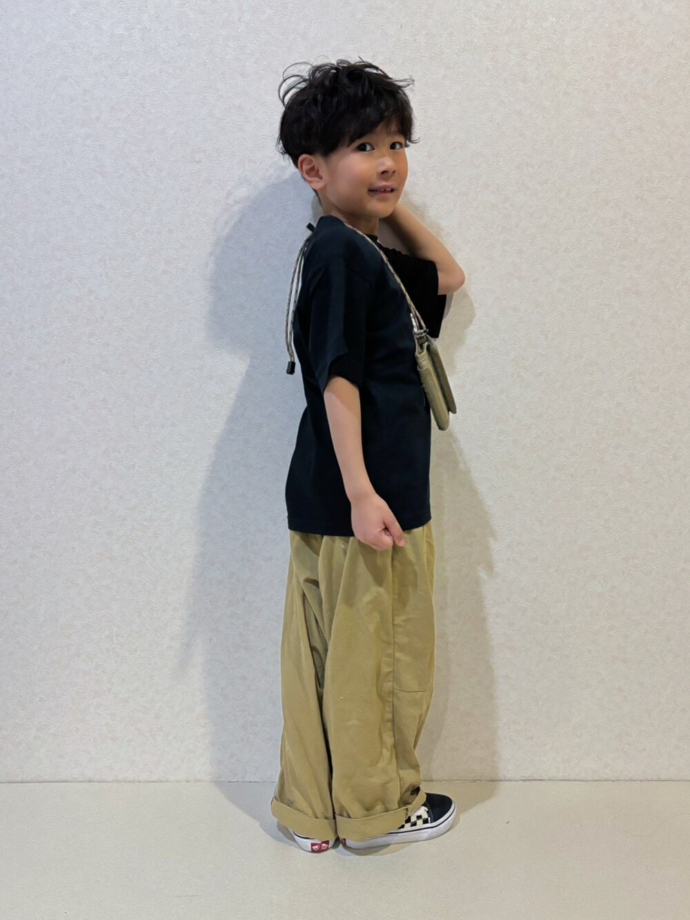 「春めき満開コーデ、カジュアル、シンプルコーデ、ストリート、スニーカー、UNIQLO、プチプラ、チノパン、休日コーデ、春コーデ、お出かけコーデ」｜「PAIRMANON STREETの【PAIRMANON STREET】サーカス バルーン シルエット パンツ（カーゴパンツ、ベージュ系）」を使った、KeeeTさん（キッズ・110cm）の春コーディネートの4枚目の写真