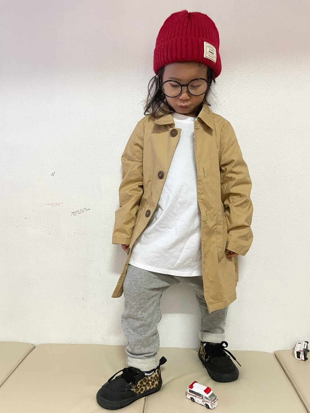 「レオパード、シンプルコーデ、スウェットパンツ、ニット帽、めがね、プチプラ、ステンカラーコート、私の推しブランド、カジュアルコーデ、ビッグシルエット、スニーカー、スニーカーコーデ、VANS」｜「LOWRYS FARMのＵＳＡロングスリットＬＳ　214725（Tシャツ/カットソー、ホワイト系）」を使った、KeeeTさん（キッズ・90cm）の冬コーディネートの3枚目の写真