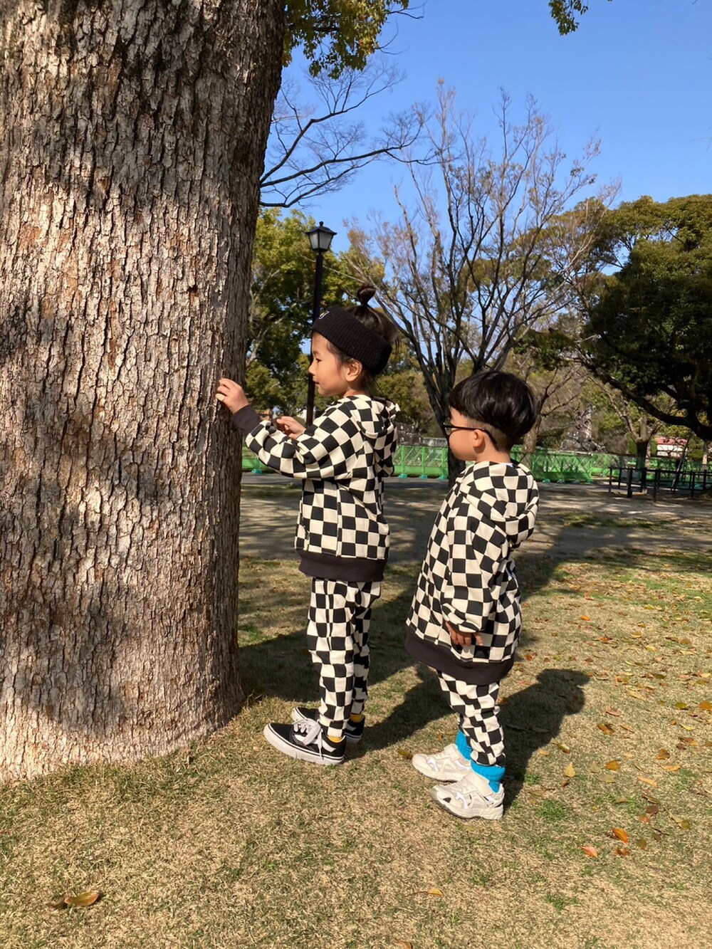 「カジュアルコーデ、休日スタイル、チェック、パーカー、ヘアバンド、スニーカー、VANS、春コーデ、春服みてみて、ビッグシルエット、ストリート、モノトーン、セットアップ」|「HOGAN RANCH WEARのソウガラパーカー(80~130cm)(パーカー、ブラック系)」を使った、KeeeTさん(キッズ・100cm)の春コーディネートの4枚目の写真