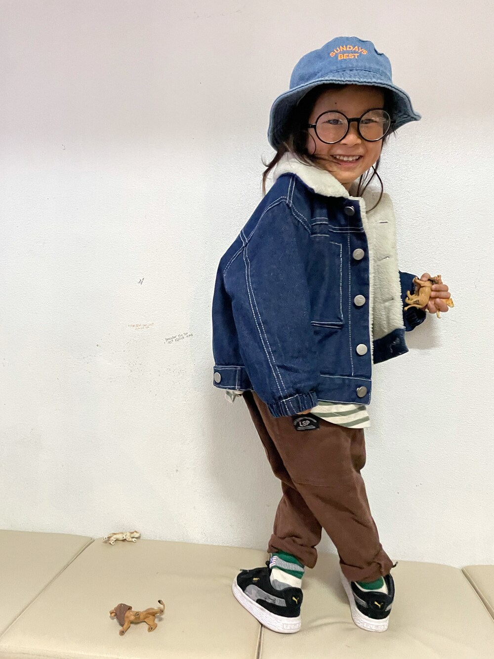 「バケットハット、カジュアルコーデ、ロンT、ボーダー、スニーカー、スニーカーコーデ、PUMA、デニムジャケット、ボアジャケット、めがね、冬コーデ、アメカジ、シンプルコーデ」｜「BREEZEのWEB限定 無地.ボーダーロンT（Tシャツ/カットソー、グリーン系）」を使った、KeeeTさん（キッズ・90cm）の冬コーディネートの3枚目の写真