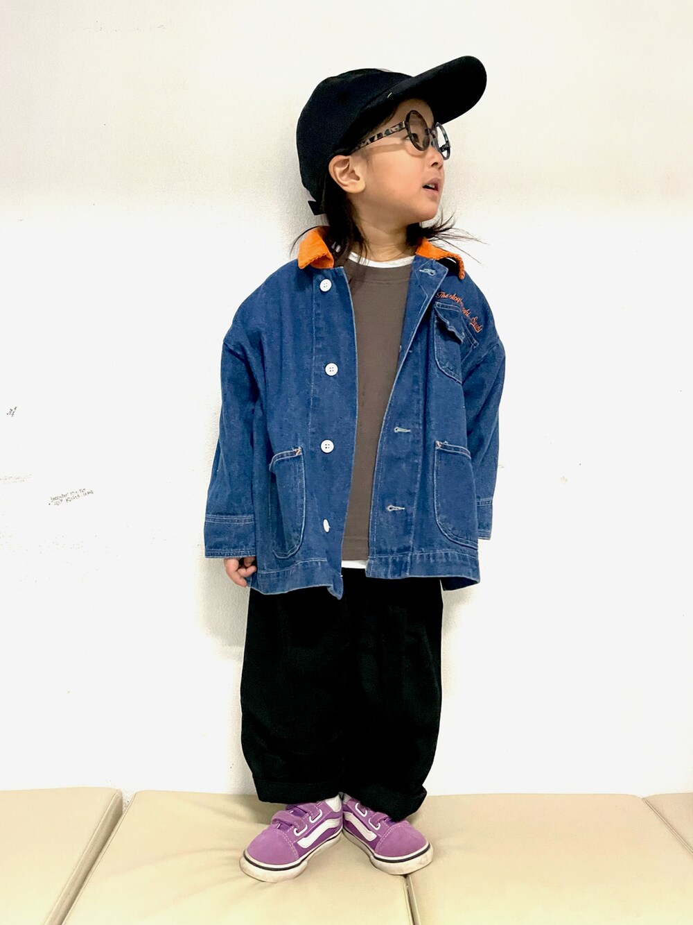 「春服デビュー宣言、カジュアルコーデ、ジャケット、デニム、カラーパンツ、レイヤードスタイル、休日スタイル、ストリート、スニーカー、バンズ、ビタミンカラー、めがね、キャップ、春コーデ、春アウター」｜「THE OTOGIBANASHI...SUPPLYのアイテム（カバーオール、ブルー系）」を使った、KeeeTさん（キッズ・100cm）の春コーディネートの2枚目の写真