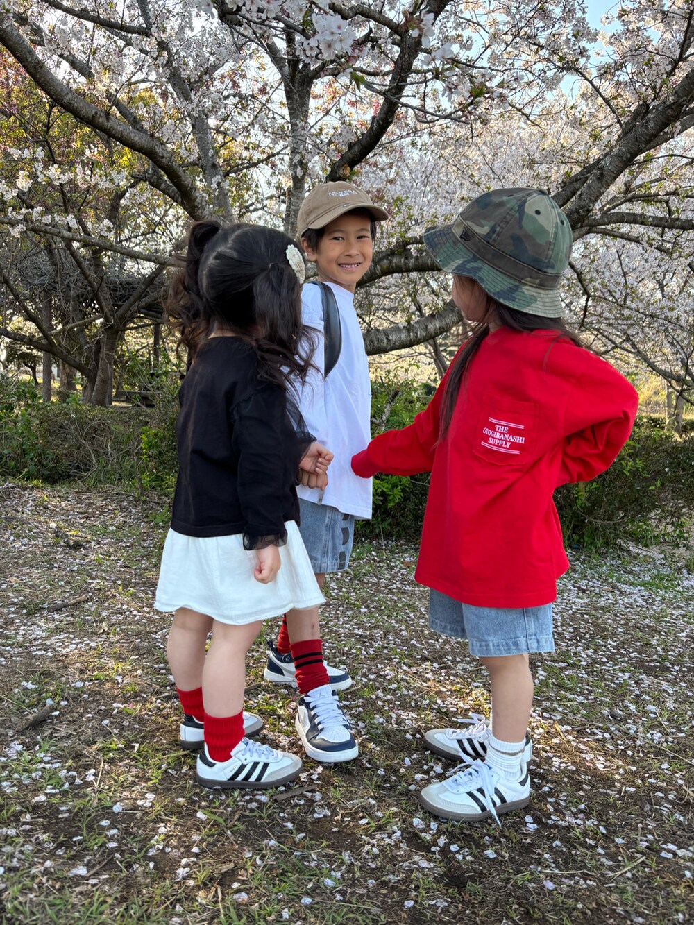 「春めき満開コーデ、カジュアル、ロンT、スニーカー、UNIQLO、春コーデ、休日スタイル、デニム、キャップ、ミニスカート、兄妹コーデ」｜「JORDAN BRANDのジョーダン 1 LOW ALT リトルキッズシューズ / Jordan 1 Low Alt Little Kids' Shoes DR9748-141 White（スニーカー、ホワイト系）」を使った、KeeeTさん（キッズ・110cm）の春コーディネートの2枚目の写真
