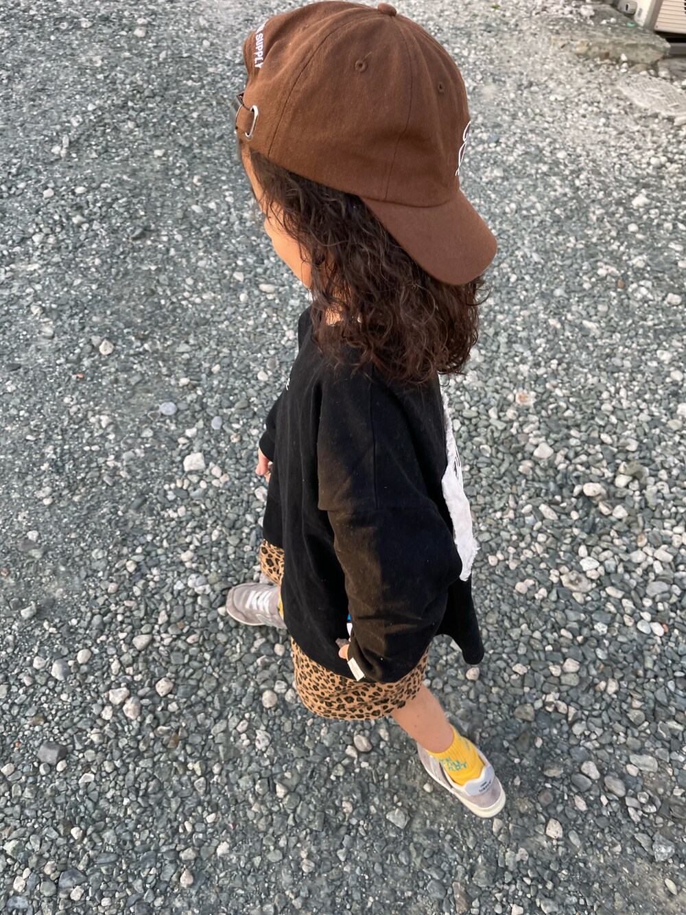 「このスタイルがお気に入り、ビッグシルエット、キャップ、レオパード、ショートパンツ、ハーフパンツ、スニーカー、ストリート、休日スタイル、カジュアルコーデ」|「THE OTOGIBANASHI...SUPPLYのアイテム(Tシャツ/カットソー、ブラック系)」を使った、KeeeTさん(キッズ・100cm)の夏コーディネートの4枚目の写真