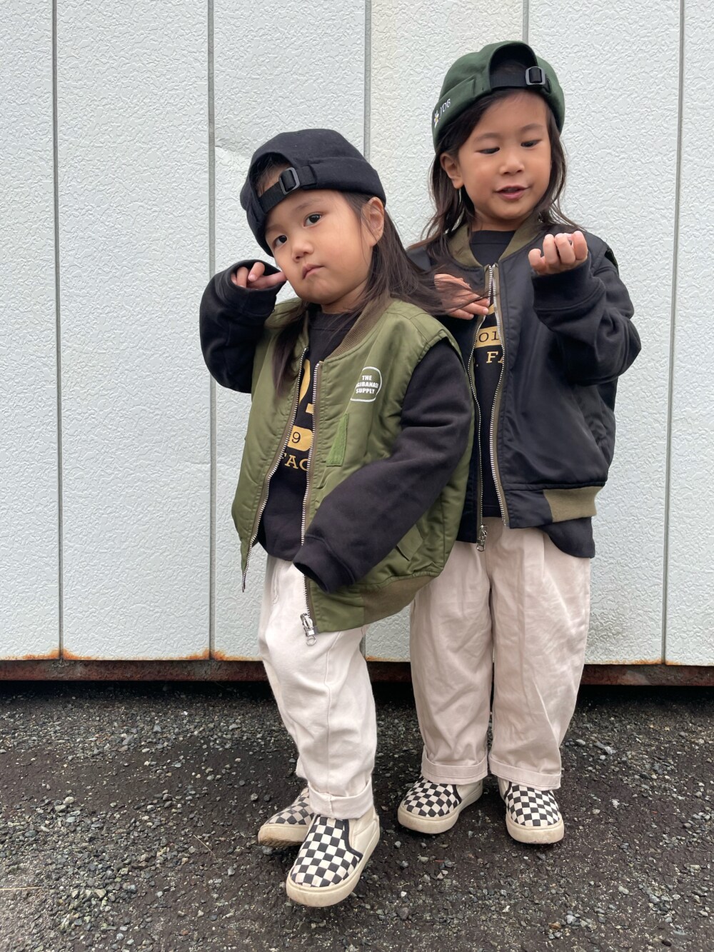 「カジュアルコーデ、ベスト、MA-1、スウェット、白パンツ、休日スタイル、スリッポン、チェック、シンプルコーデ、未来のWEARISTAプロジェクト、マイベストコーデ2022」｜「JDBのアイテム（スウェット、ブラック系）」を使った、KeeeTさん（キッズ・100cm）の冬コーディネートの3枚目の写真