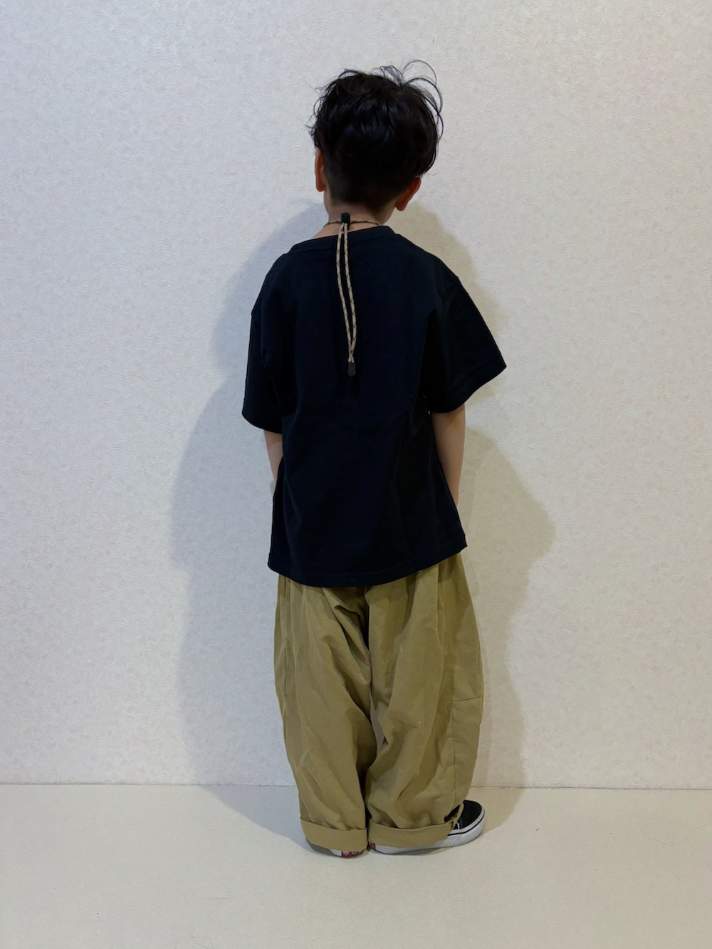 「春めき満開コーデ、カジュアル、シンプルコーデ、ストリート、スニーカー、UNIQLO、プチプラ、チノパン、休日コーデ、春コーデ、お出かけコーデ」｜「PAIRMANON STREETの【PAIRMANON STREET】サーカス バルーン シルエット パンツ（カーゴパンツ、ベージュ系）」を使った、KeeeTさん（キッズ・110cm）の春コーディネートの3枚目の写真